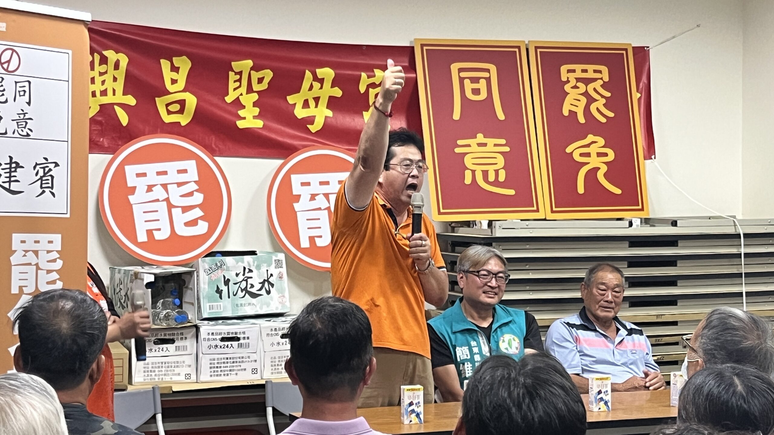 高雄市左楠區市議員參選人薛兆基在台東號召民眾726投下同意罷免票。(照片/引用自薛兆基臉書)