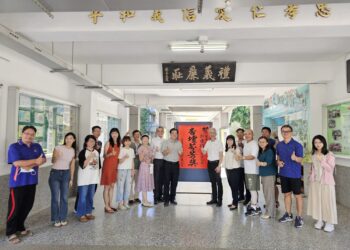 嘉義市雙師榮獲杏壇獎  學生跨海返校謝師恩