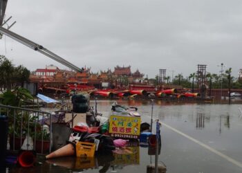 南鯤鯓代天府慘逢雙災!牌樓倒塌又遭淹水 淹至小腿深度