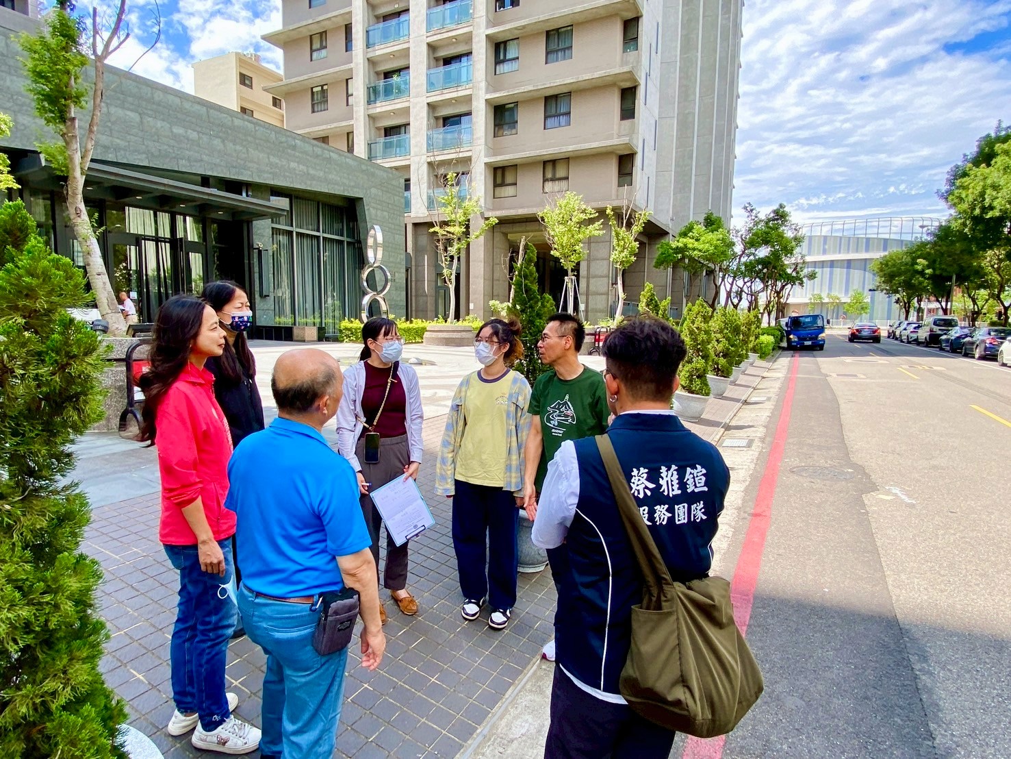新竹縣縣議員蔡蕥鍹(竹北市選區)15日與縣府交通旅遊處、教育局、勝利國中代表及北興里田慶順里長共同前往現場會勘,實地了解車流動線與學生通行狀況。(照片/引用自蔡蕥鍹臉書)