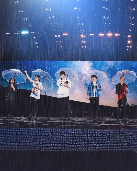 五月天日前在北京鳥巢開唱遇到大暴雨，依舊敬業地在台上賣力演出。（摘自五月天阿信臉書）