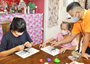 影音/彰基舉辦認識失智症-陪伴與愛高中生體驗營  用「第一視角」來感受長輩的生活