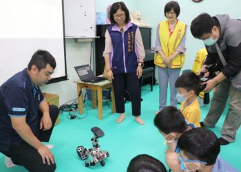 手眼協調、創意無限     新北自閉症育樂營     透過積木與機器人助星兒多元學習
