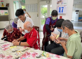 慈大附中暑期醫療志工營  走入榮家共譜幸福祖孫情