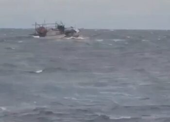 影音/颱風天蘇澳外海作業漁船失去動力 海巡艦艇頂著風浪戒護返港