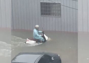 影音/大雷雨炸彰化  巷弄驚現「水上機車」