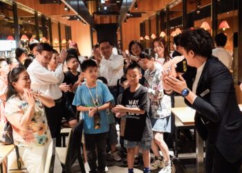 饗食天堂送暖!攜手新北社會局辦「公益饗宴」     百位弱勢兒少樂享美食     侯友宜驚喜現身