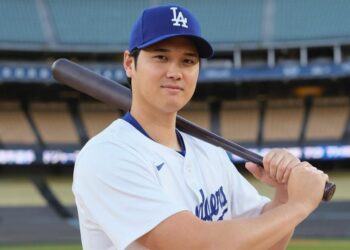 影/《MLB》大谷在巨人主場炸裂本季第32轟!小白球被打進麥考倫灣 球迷太嗨棄船跳海撿球!