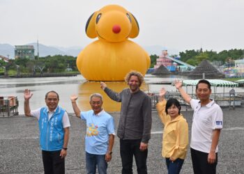 藝術家霍夫曼現身宜蘭童玩節  同框超萌「史努比鴨」