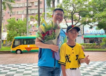 新北市議員王威元號召黨團愛心接力 共31位議員助成功國小棒球隊圓夢購車