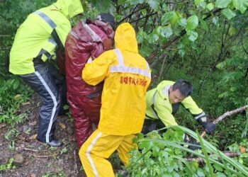 山區豪雨受困　六龜消防分隊協助洗腎病人送醫