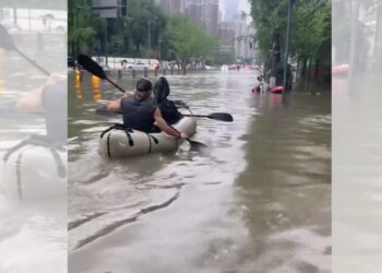 影音/成都、重慶暴雨大淹水 民眾大馬路上划獨木舟