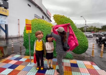 影音/颱風北上 宜蘭幾米廣場人偶穿帆布套防颱