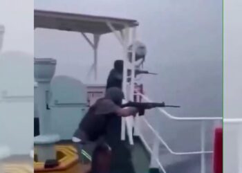 影音/印度洋貨船與索馬利亞海盜駁火 實況全都錄