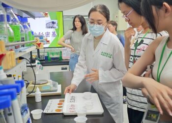 嘉義縣結合夏令營推廣食安 揭開食安大樓檢驗室神秘面紗