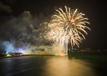 哥吉拉登陸車城 2025屏東海口祭煙火秀引爆海口超嗨夏日