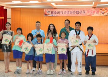 阿忠市長從善如流──苗栗市頒發扶弱助學金　104名學子獲鼓勵
