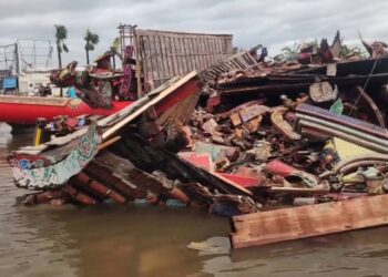 影音/颱風登陸高鐵電力異常乘客嚇壞 路上貨車吹翻 南鯤鯓牌樓被吹垮