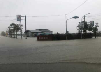 0728豪雨造成後壁積淹水 黃偉哲第一時間趕赴現場關心居民安置情形