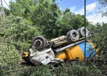 內門區車禍救護案,消防局出動11車19人前往搶救 現場1名混凝土車駕駛明顯死亡未送醫
