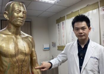 上班族常年打電腦罹患腕隧道症候群  求診員榮中醫部針炙治療一個月痊癒