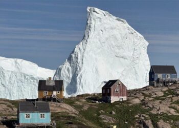 影音/冰山逼近格陵蘭小島 北格陵蘭市政府發警訊