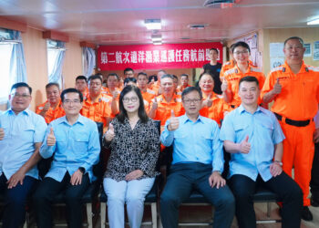 我國履行國際漁業責任,再出發前進公海打擊IUU行為 遠洋護漁任務錯過父親節,管碧玲親赴慰勉巡護英雄