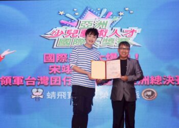 YOYO蜻蜓哥哥消失12年後現身     轉型製作人     送台灣少兒藝術代表團遠征成都