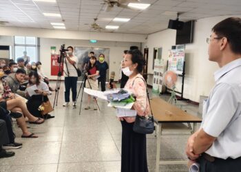 反北外環南移自救會批南市府辦理公聽會的公文掛在路口的路燈桿