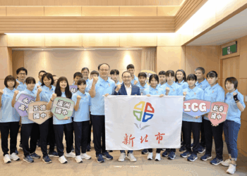 侯友宜勉勵「新北小紀政」林子婕     國際少年運動會代表隊授旗     挑戰全球新秀