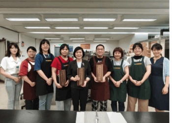 《法華經》重生百年再現 本土修復團隊展現文化傳承力量