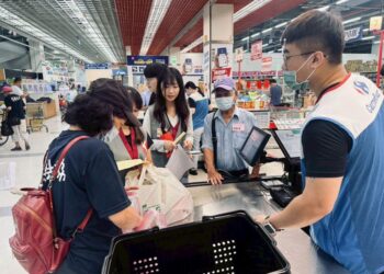 【大手牽小手 相揪購物趣】 青年志工陪伴獨居長輩溫馨購物日