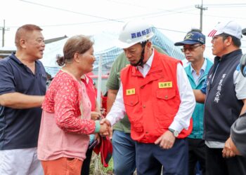 布袋186戶屋頂待修 翁章梁感謝義消帆布援助防災