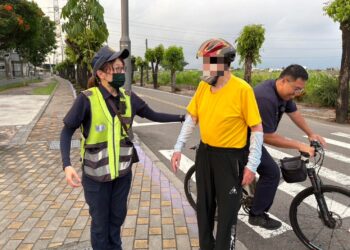 高雄失智翁騎單車迷航 里港暖警助其平安返家