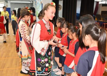 童玩節保加利亞團隊訪新生國小  跨國文化互動拓展學生的國際視野