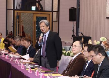 昨日不眠不休的防疫英雄醫檢師 今日人力嚴重短缺的醫療邊緣人