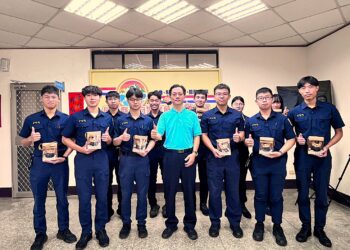 未來的POLICE 警專學生完成在東港分局實習課程