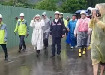 響應正副總統捐薪救災 邱議瑩攜手市府送暖高雄山區,支持災後重建
