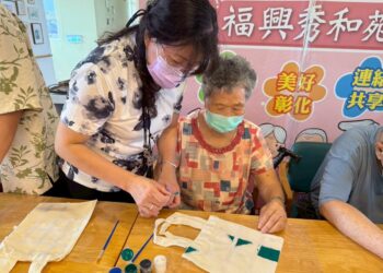 秀和苑日照青銀閱讀童樂趣-樂齡講座  帶領長者歌唱跳舞、製作精美手提帆布袋