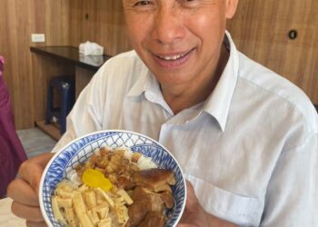 前馬公市長葉竹林力薦阿忠焢肉飯。（照片/引用自葉竹林臉書）