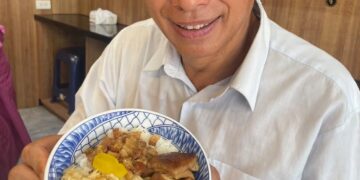 前馬公市長葉竹林力薦阿忠焢肉飯。（照片/引用自葉竹林臉書）
