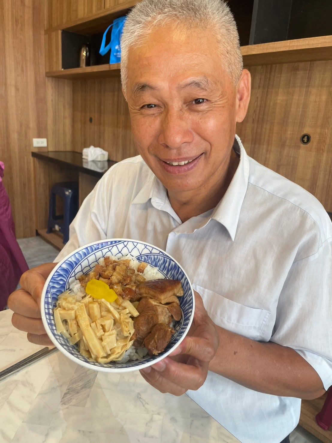 前馬公市長葉竹林力薦阿忠焢肉飯。(照片/引用自葉竹林臉書)