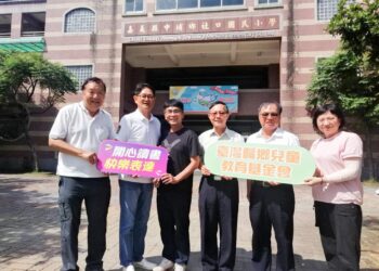 推廣閱讀表達喜見半世紀前學籍簿 留法博士兒時竟被評為貪玩不用功