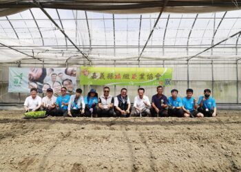 第八屆「一季園主」扶植精緻農業人才 青年園主率先種下甜瓜苗