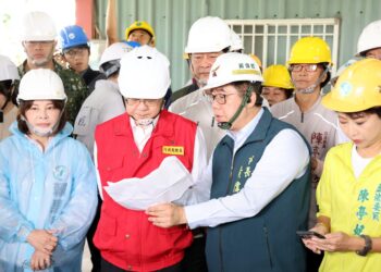 行政院長卓榮泰視察柳營修繕民宅進度 市府已盤點閒置校舍作為災民緊急收容處所