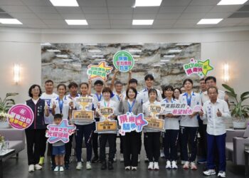 屏東縣長接見世大運及溜冰亞錦賽屏東優秀選手    屏東體育發展中心頒發近50萬元體育獎勵金