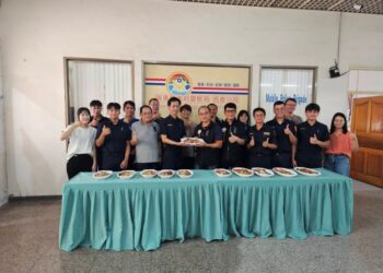 恆春警友會贈送烤雞 祝福同仁父親節快樂