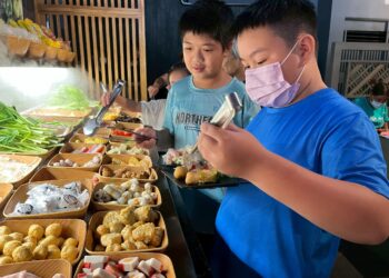 接二連三送暖意  二林暖居私藏鍋物招待家扶親子享用火鍋饗宴