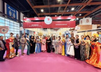 2025台北國際美容展 世界年度夫人先生走秀展現「攜手同行・世界和平」