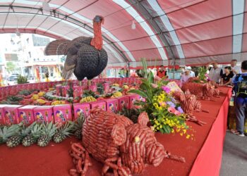 影音/7,500張兩千元紙鈔堆砌城門 諸羅城隍中元祭超吸睛